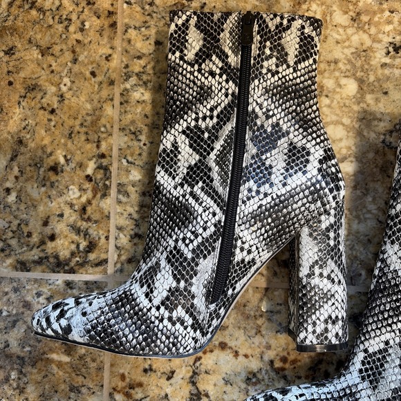 PrettyLittleThing Black Snake High Point Ankle Boot Block Heel Shoes Womens 7 - Picture 4 of 15